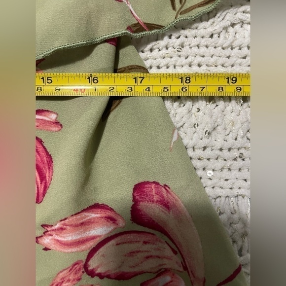 • Floral Romper

• Ruffle Detail
• Hidden Back Zipper
• 100% Polvester - Picture 9 of 14